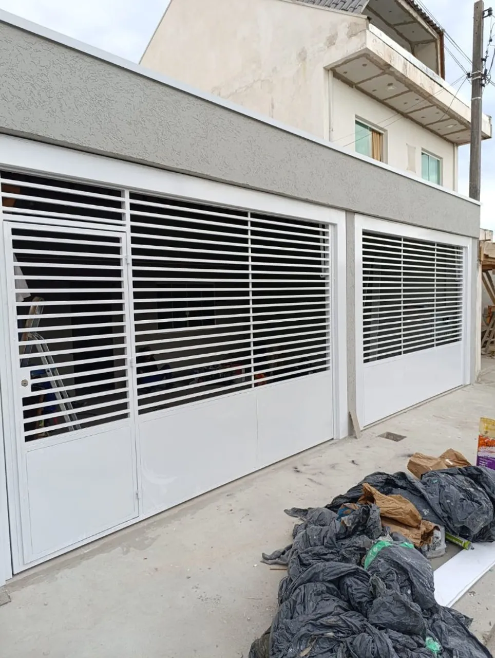Portão de Aço Branco com Design Moderno