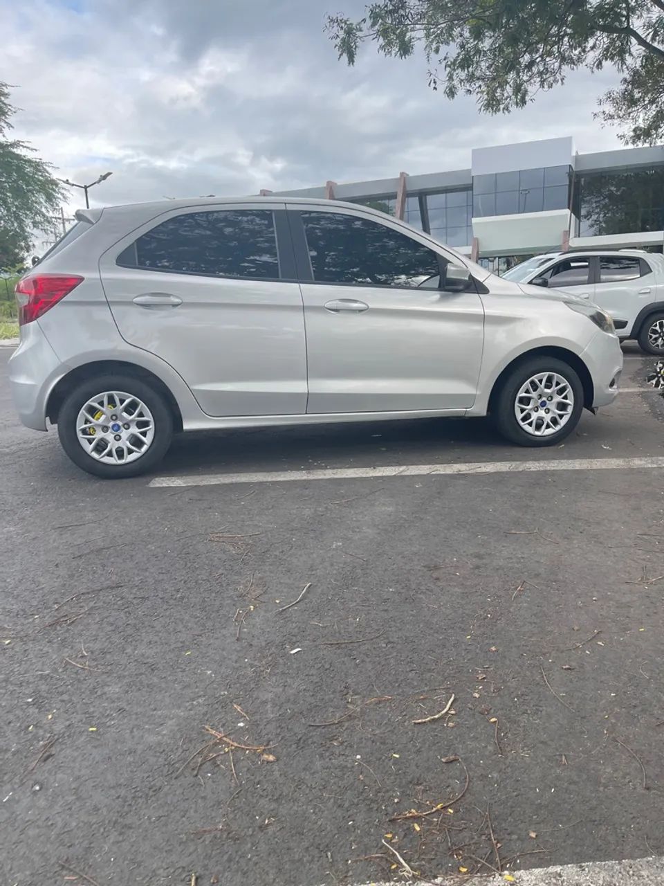 Carro todo revisado. Só pegar e rodar.
