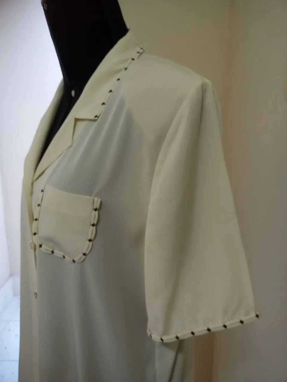 Camisa feminina creme com detalhes - Foto 2