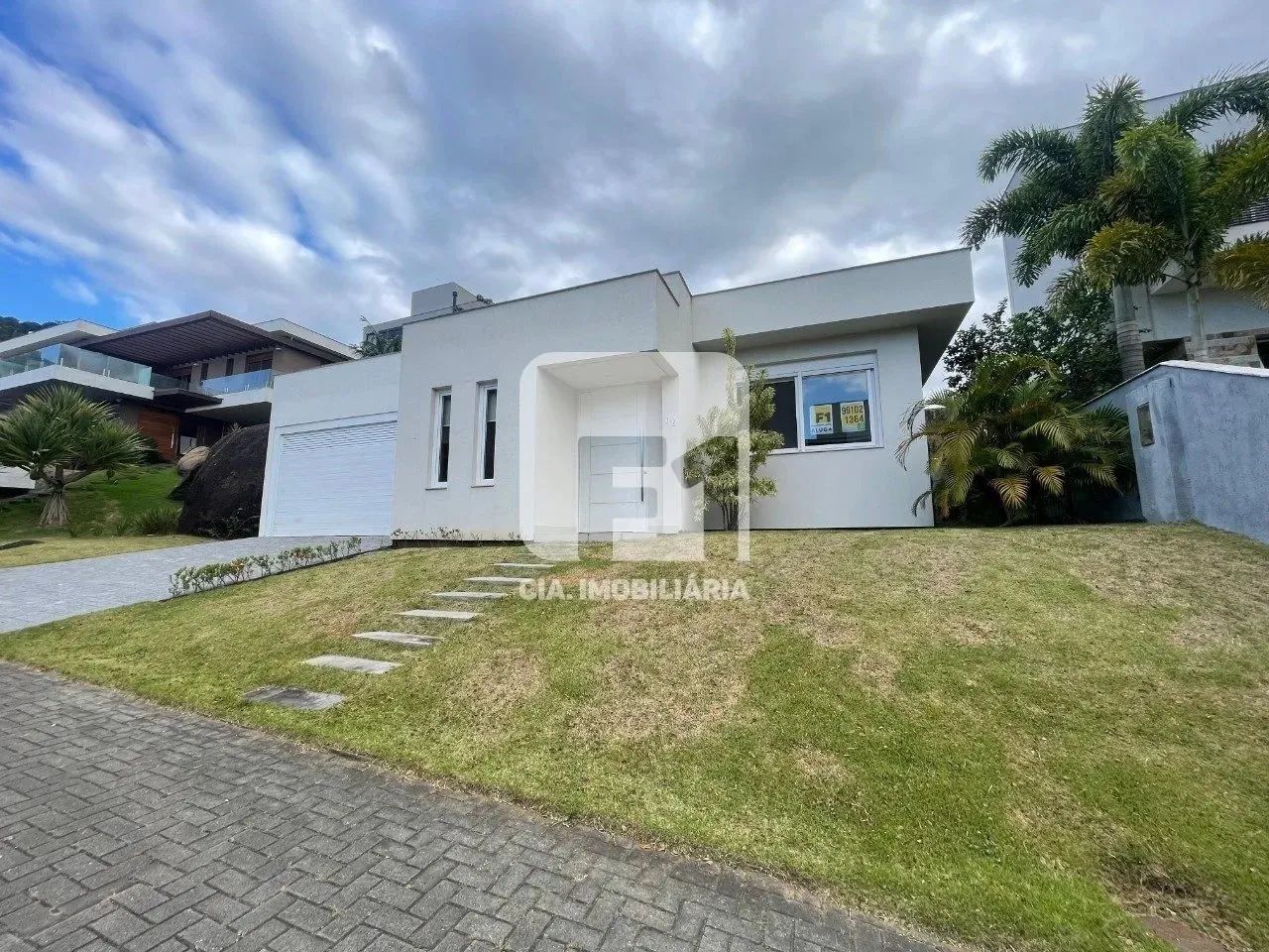 Casa à venda em condomínio no Cacupé