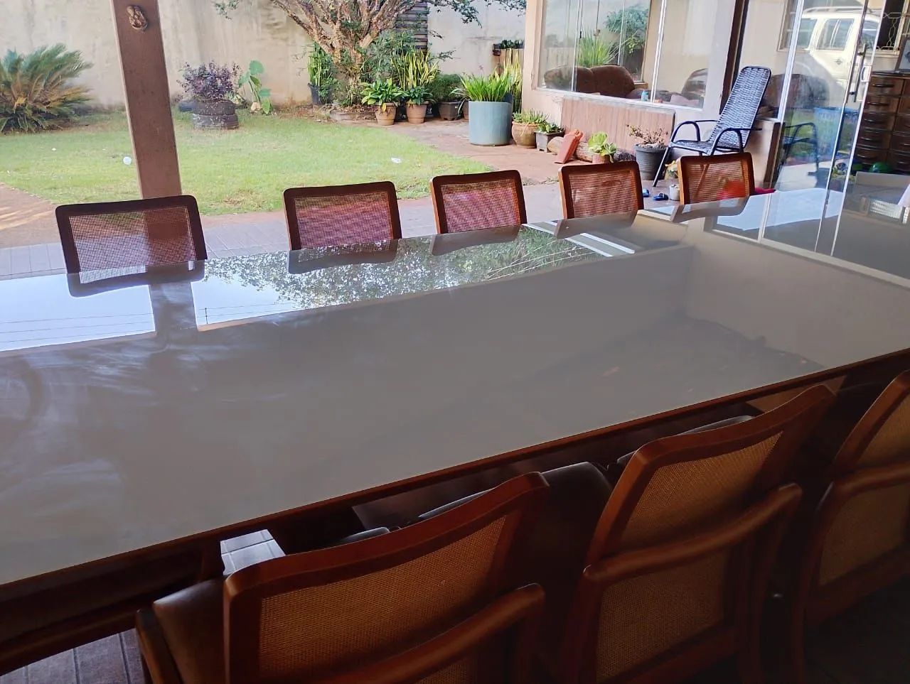 Mesa de Jantar com 12 cadeiras de madeira - Foto 4