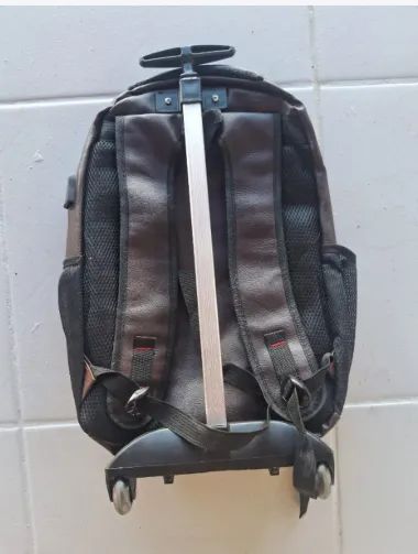 MOCHILA EXECUTIVA COM RODINHAS - PRÁTICA E ELEGANTE! - Foto 2