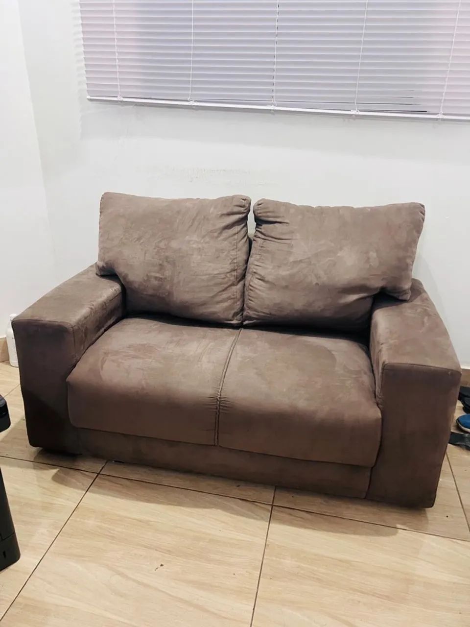 Sofá 2 Lugares Compacto em Suede Castanho - Confortável e Aconchegante - Foto 2