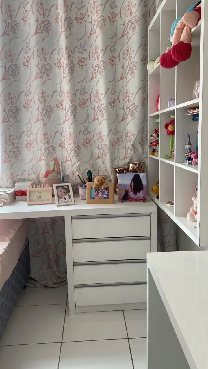 Conjunto mesa e estante para quarto