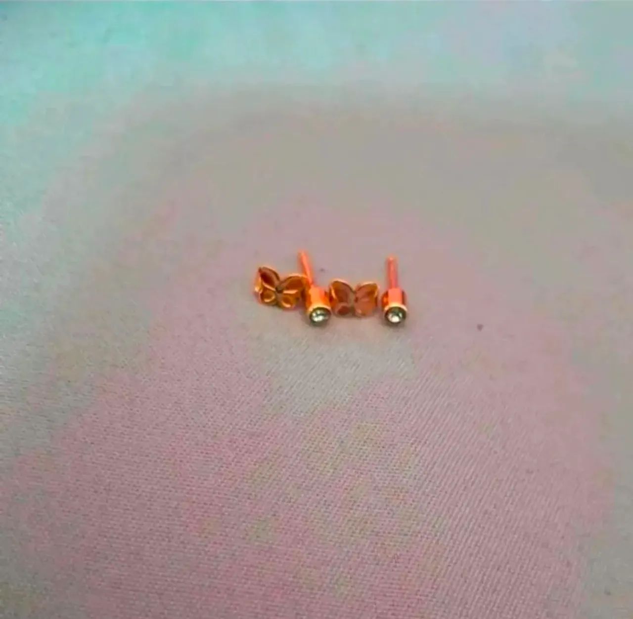 Vendo 2 brincos com zirconia  - Foto 2