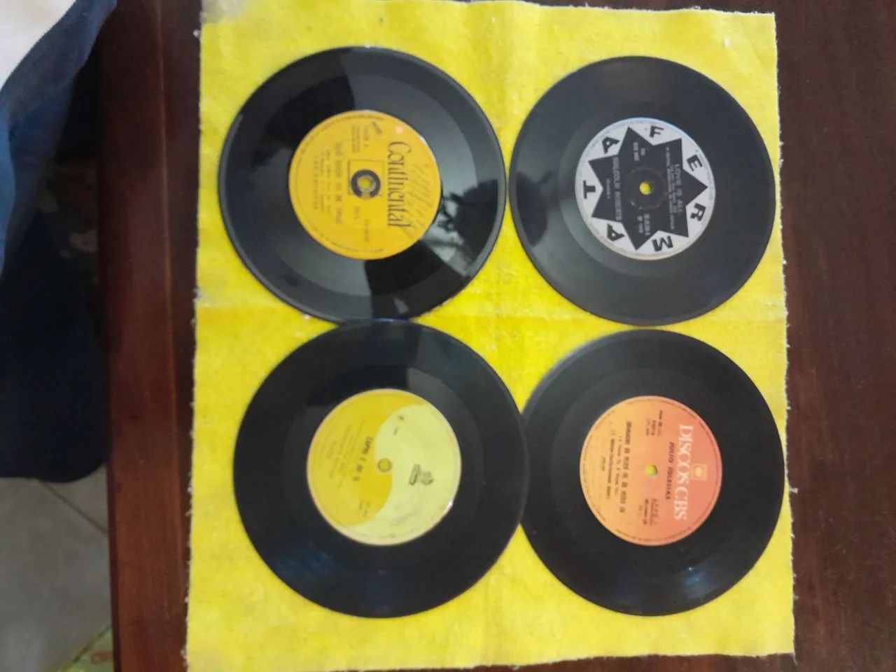 47 LPs de vinil, grande maioria com capa diversos gêneros. MPB, ROMANTICAS, INFANTIS, etc. - Foto 2