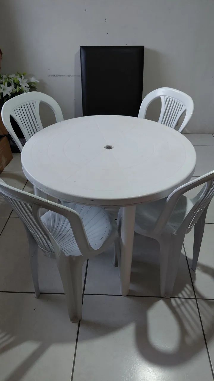 Duas Mesas Com 4 Cadeiras Cada