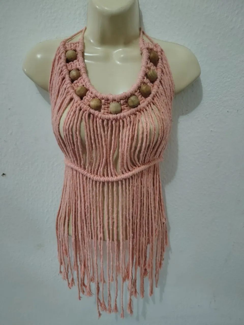 Blusa de macramê rosa com pedrarias de madeira - Foto 3