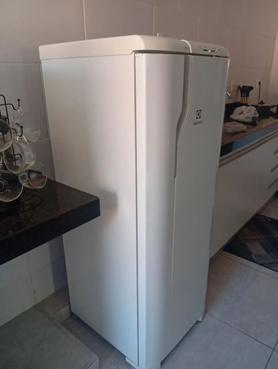 Geladeira eletrolux semi nova - Foto 4