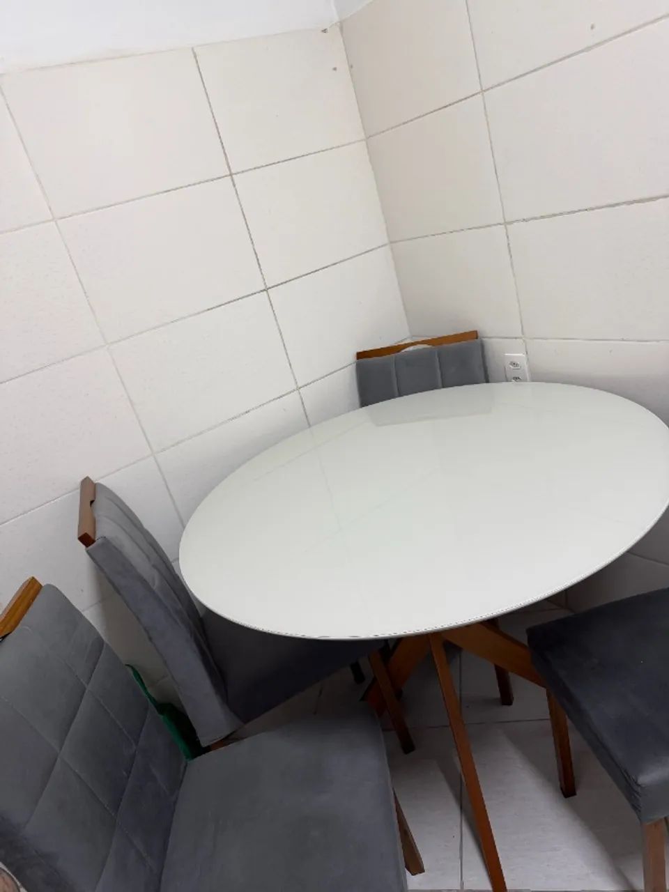 Mesa de jantar redonda com 4 cadeiras estofadas cinza - Foto 2