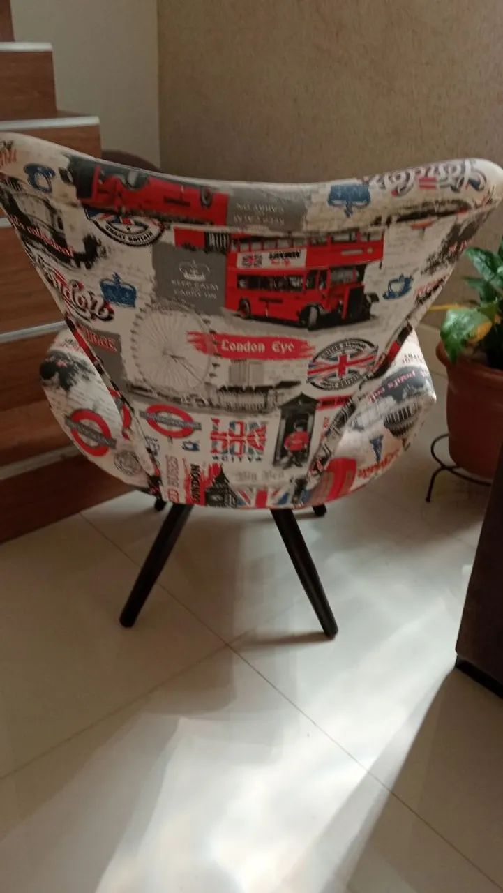 Linda cadeira em tecido impermeável com estampa de Londres, moderna e atemporal!