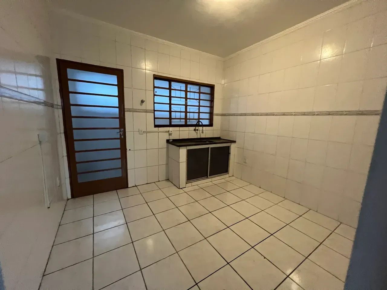 Alugo 4 cômodos e garagem - Foto 2
