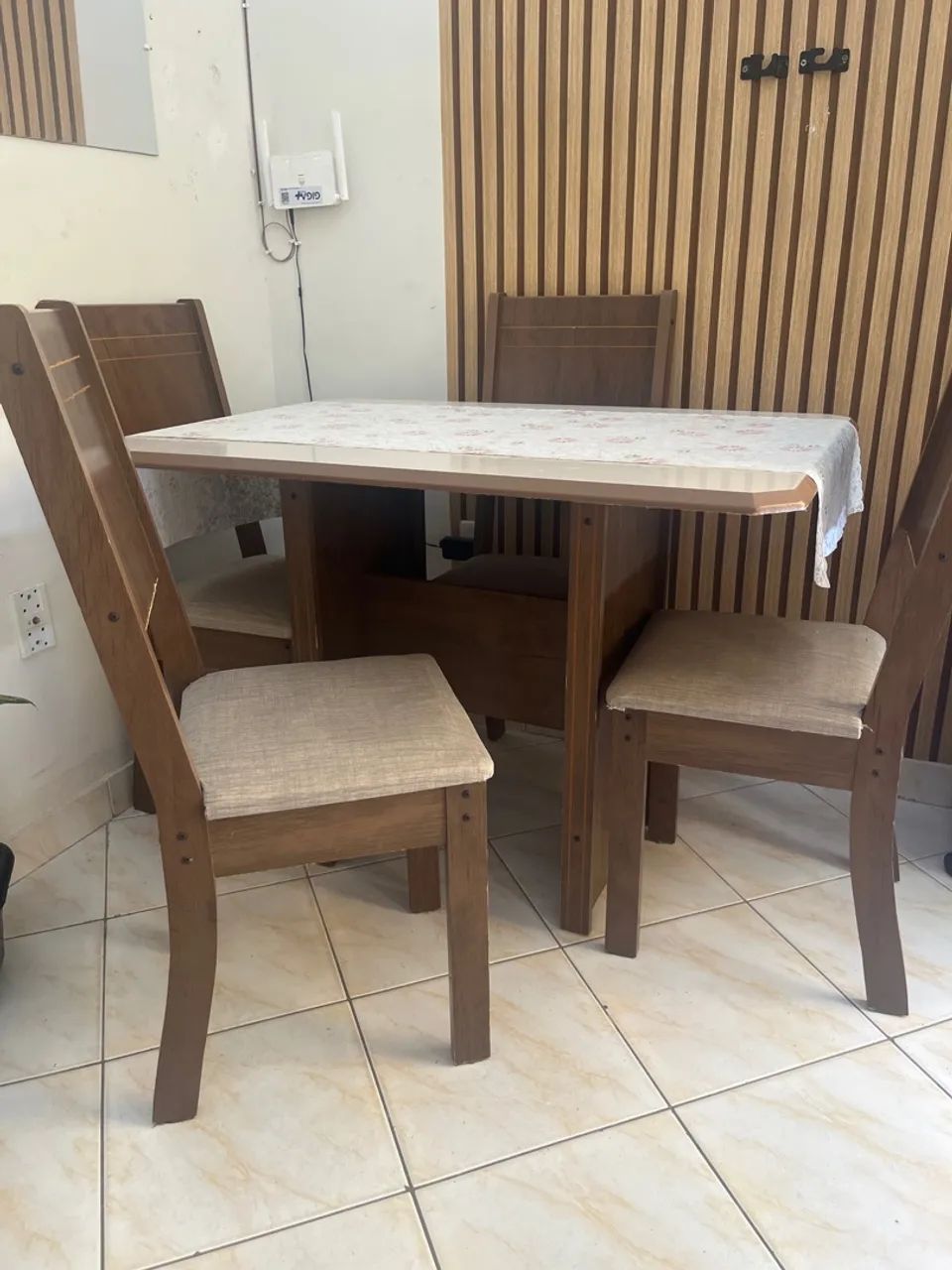 Mesa com quatro cadeiras  - Foto 2