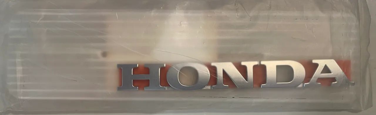 Emblema traseiro Honda Fit código 75722-SAA-010 - Peças para