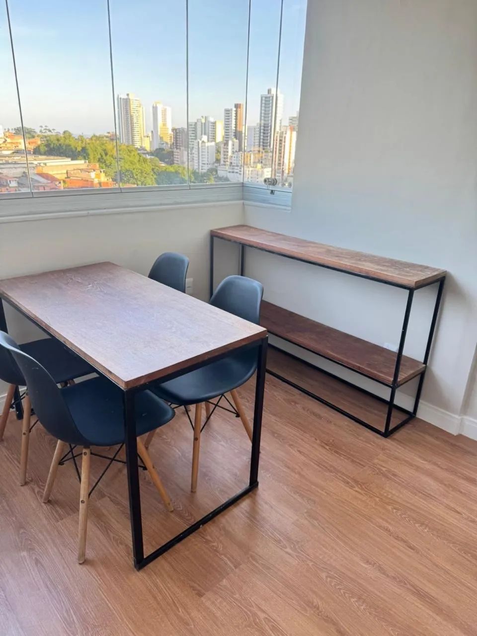CONJUNTO MESA  + 4 CADEIRAS + APARADOR - Foto 3