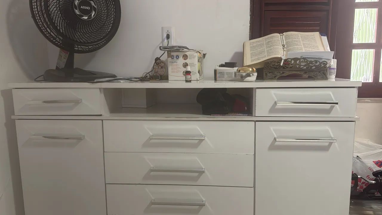 Vendo cômoda 7 gavetas e duas portas.