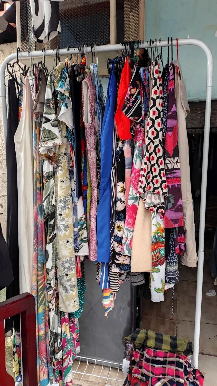Vendo brechó completo com todas araras e roupas. - Foto 3
