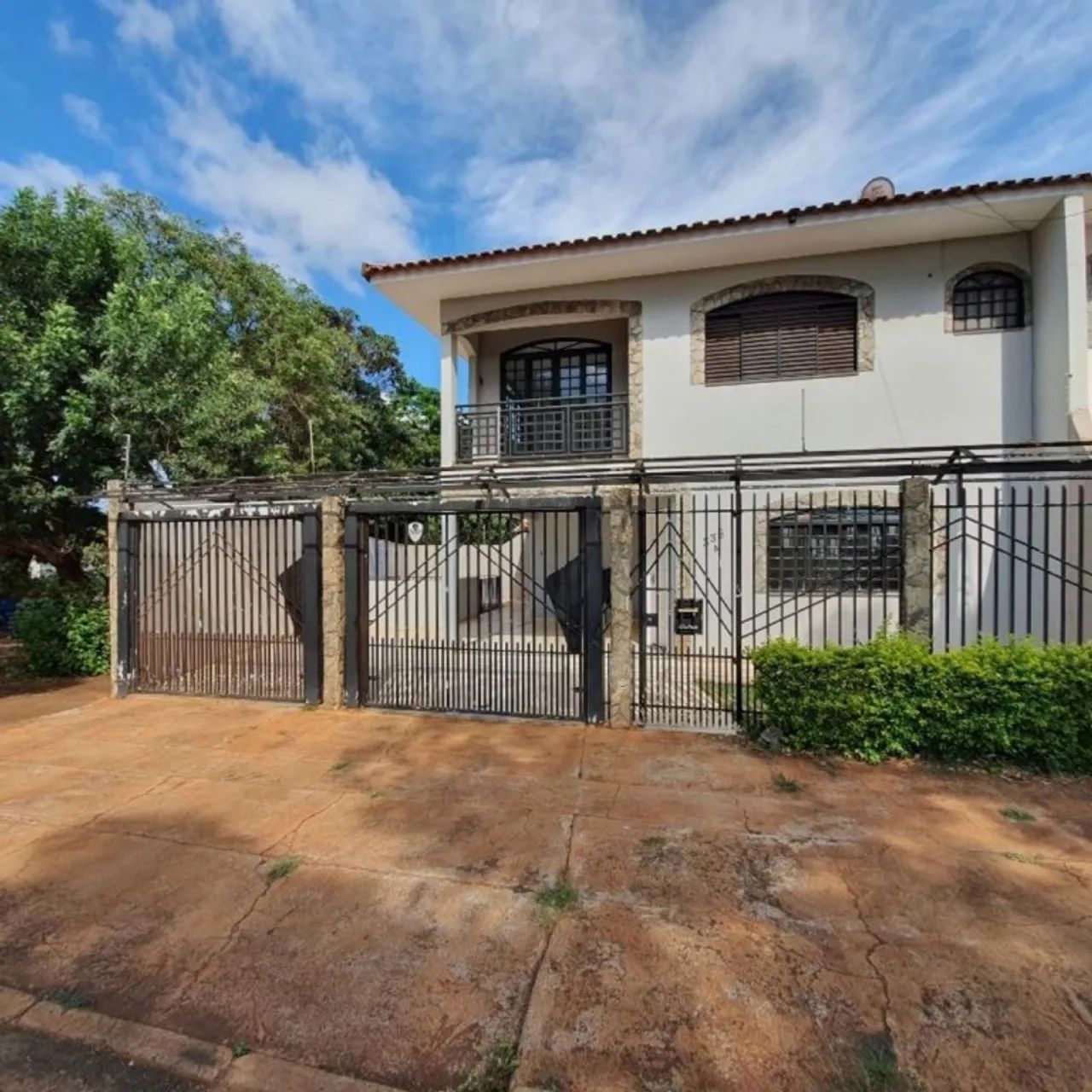 Sobrado com 4 quartos para alugar por R$ 3400.00, 188.00 m2 - ZONA 08 - MARINGA/PR