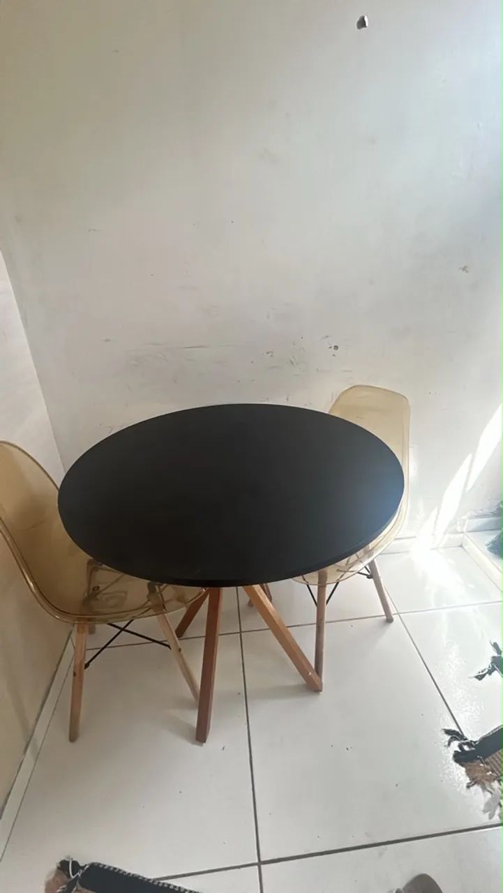 Mesa com 2 cadeiras 