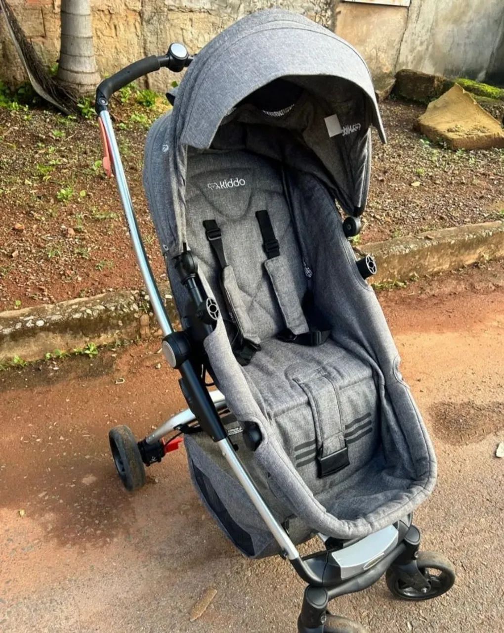 Carrinho bebê com bebê conforto base Kiddo Eclipse