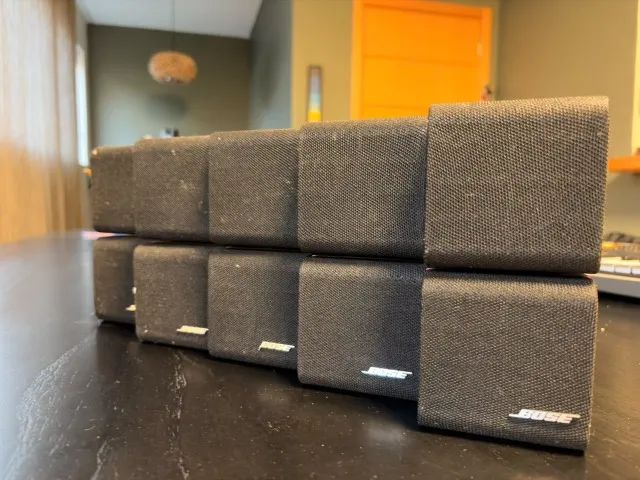 5 caixas Bose Double Cube pretas com friso vermelho