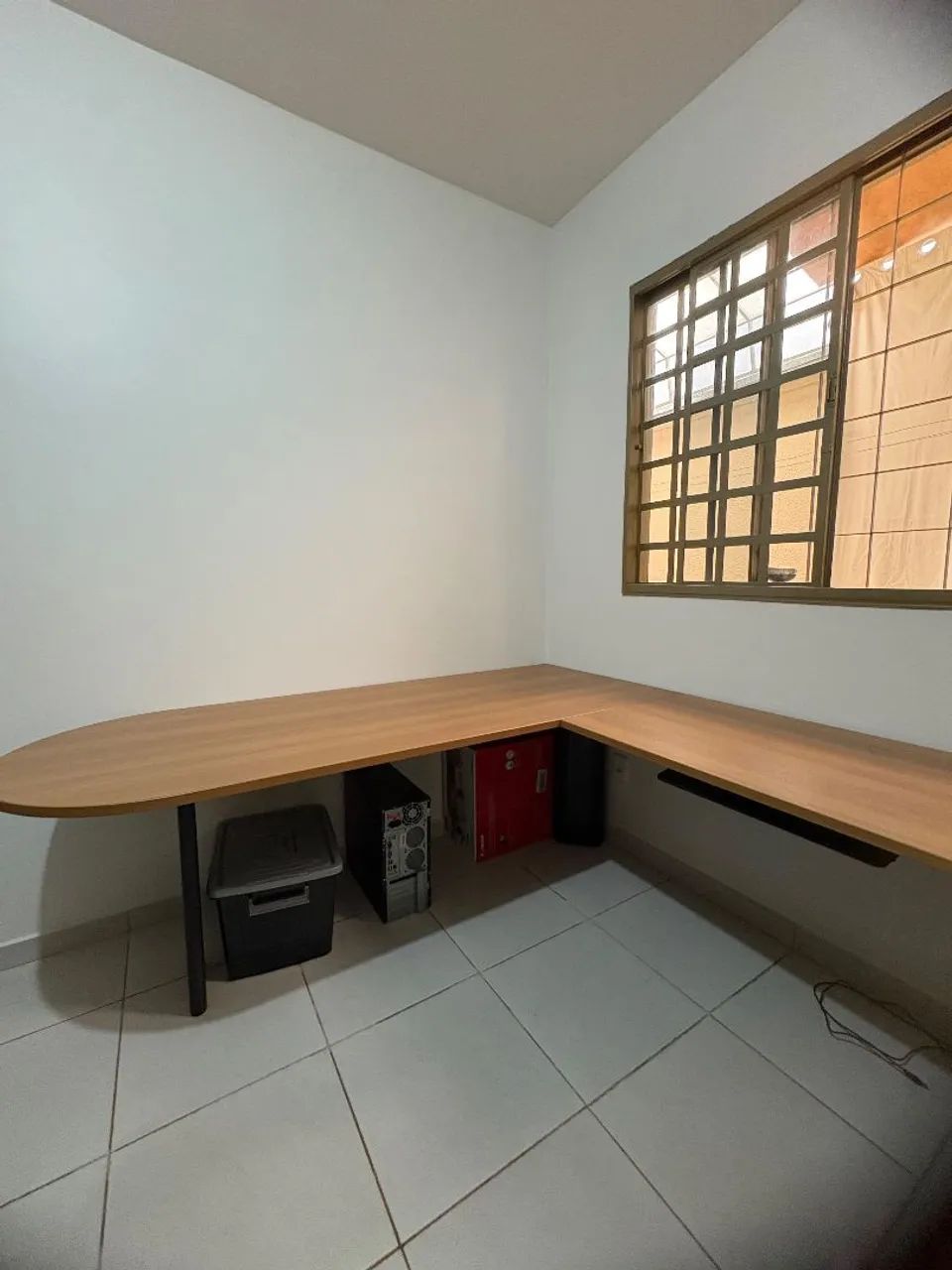 Conjunto Mesa escritório com armário e gaveta 