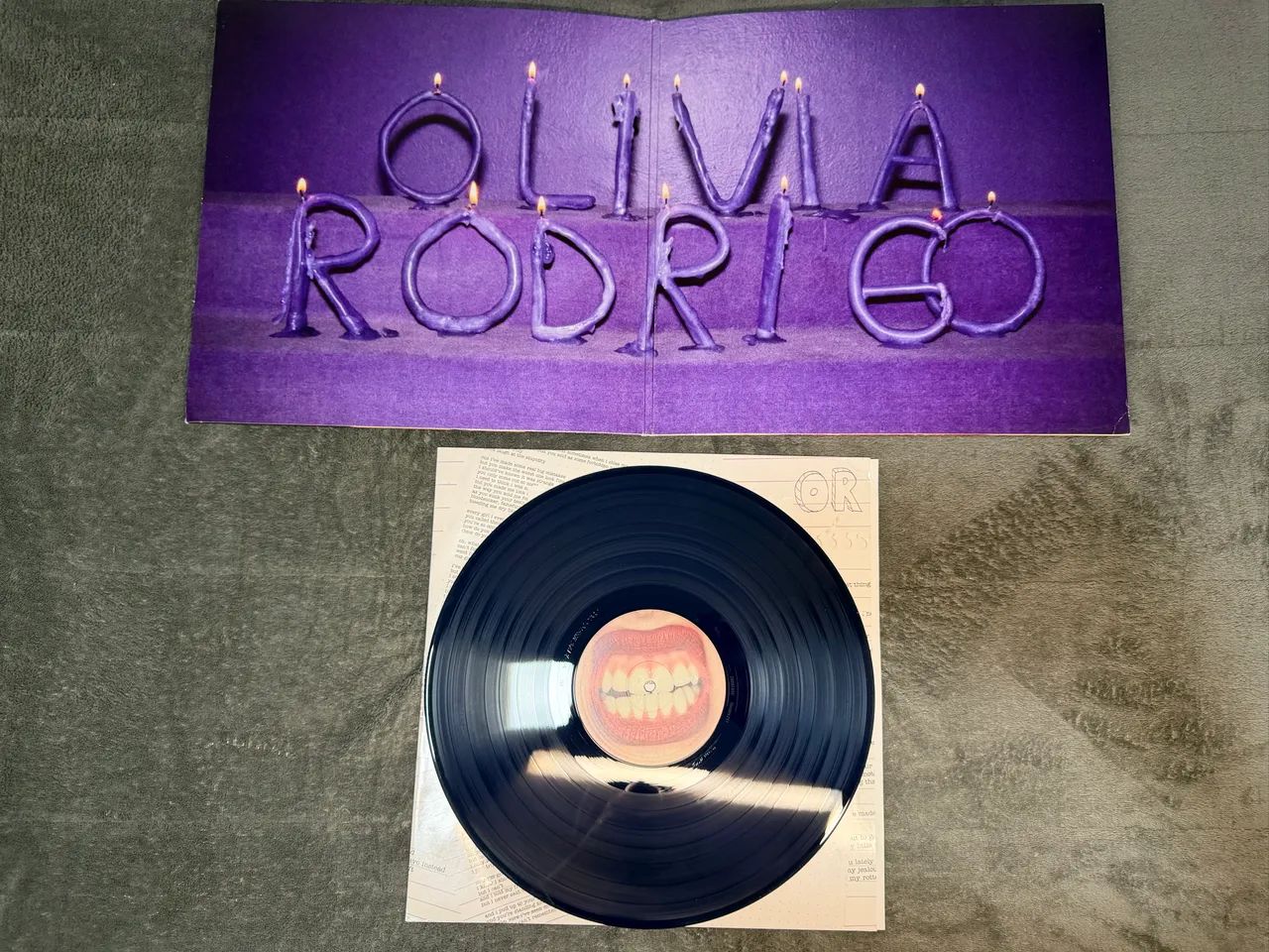 VINIL OLIVIA RODRIGO - GUTS (DARK BLUE) - Foto 3