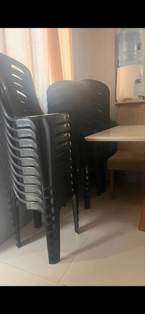 cadeira plástica preta  - Foto 2