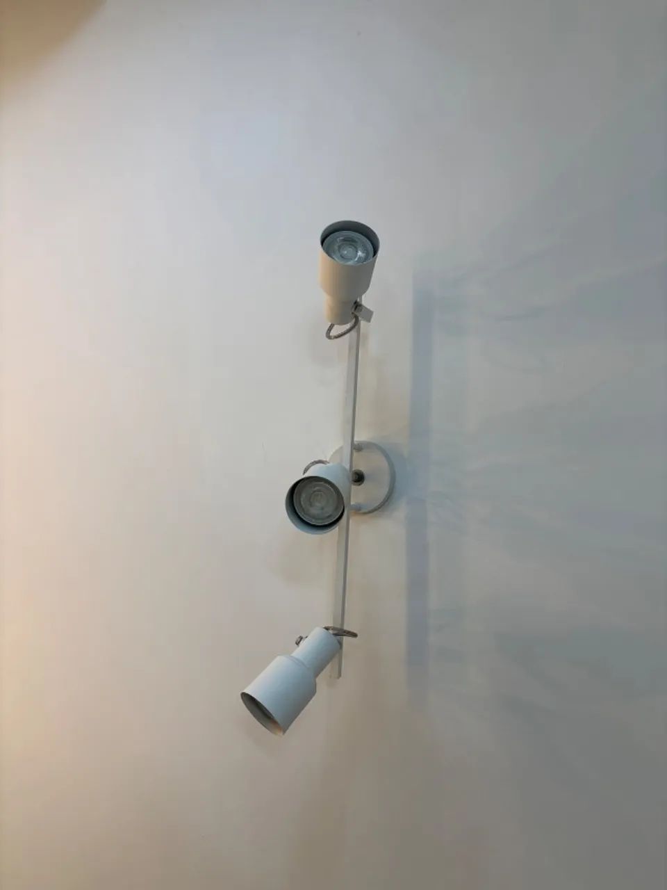 Trilho de iluminação branco com 3 spots direcionáveis. - Foto 3