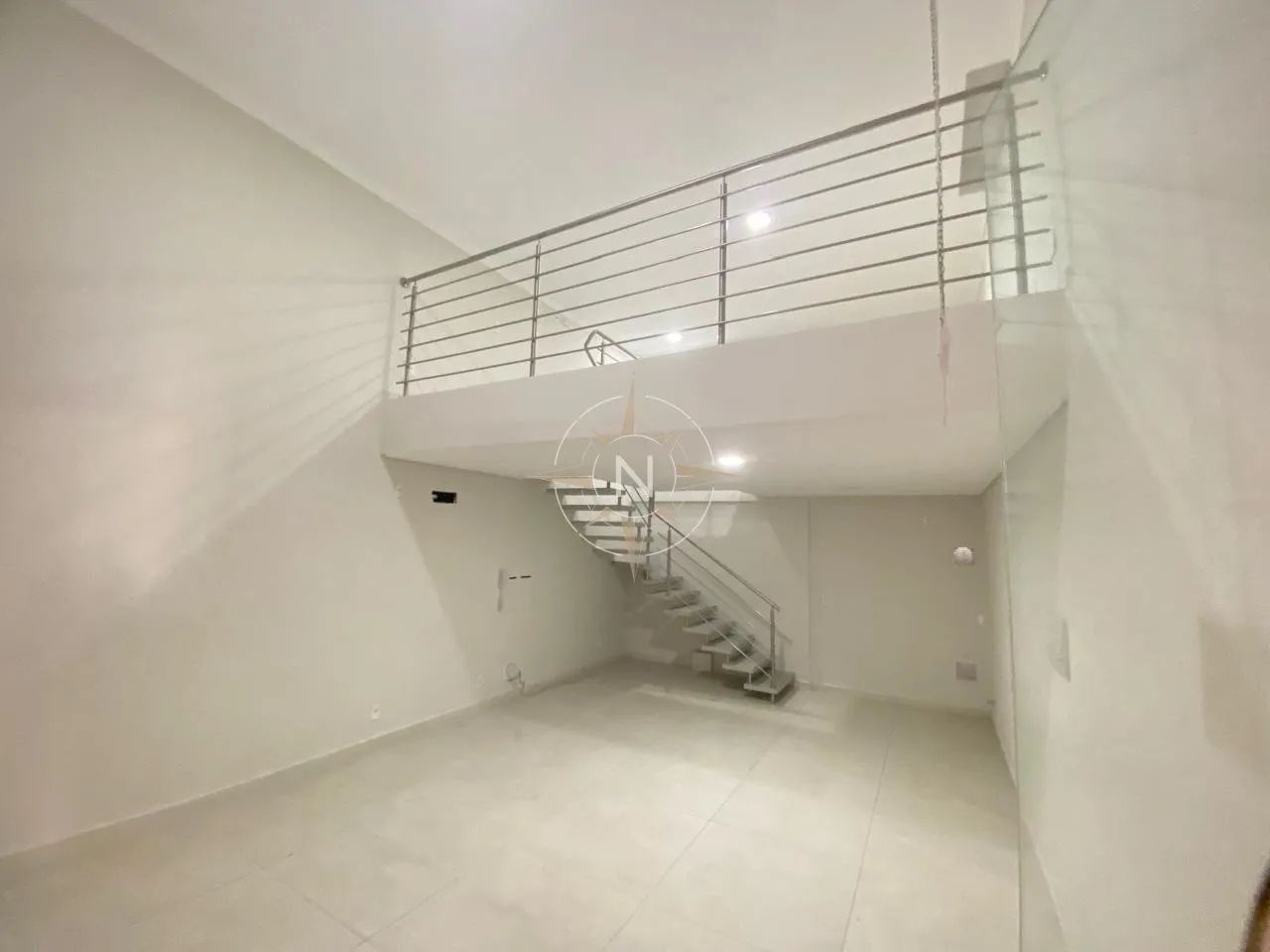 Loja Comercial com Mezanino em Galeria Aberta - Praia dos Ingleses - Foto 2