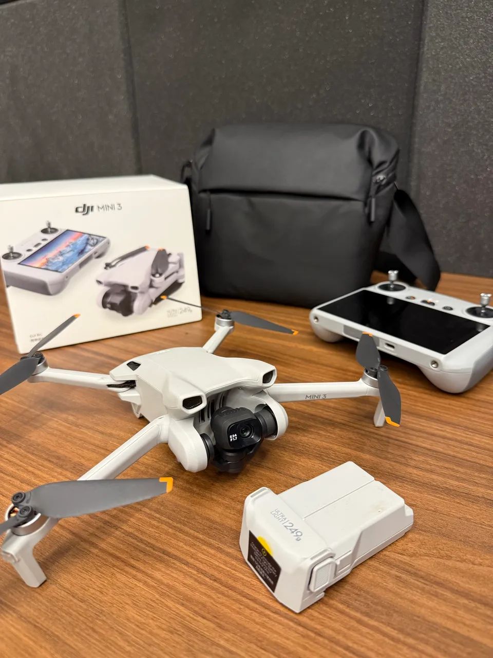 Drone profissional Dji Mini 3 controle com Tela, 2 baterias e bolsa.