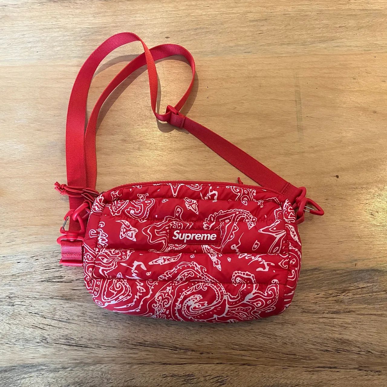 Bolsa Supreme Puffer Side Bag FW22 Red Paisley - Bolsas, malas e