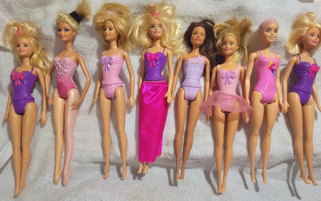 Lote com 8 Barbies 
