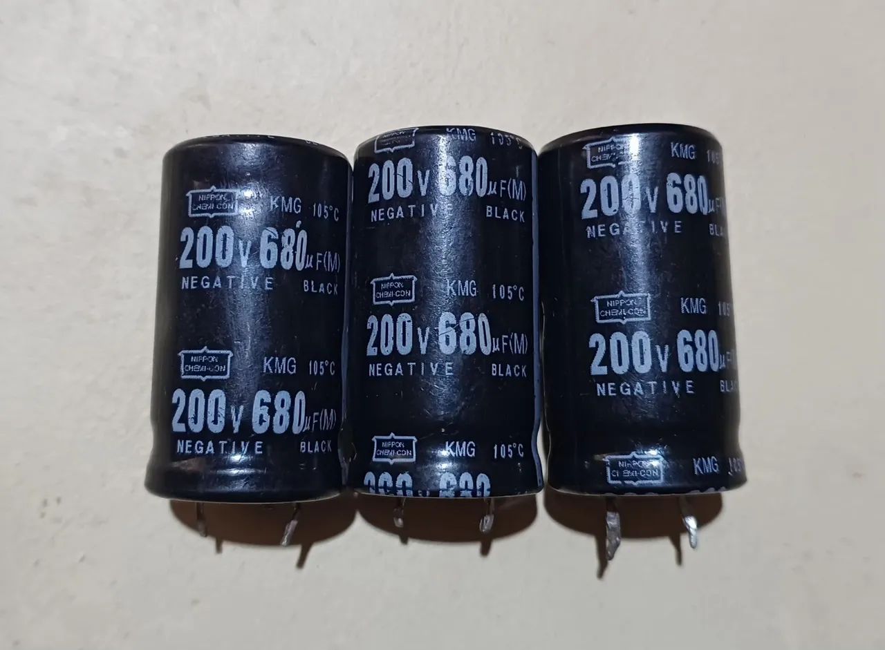 3 capacitores eletrolíticos  Nippon Chemi-Con, série RMG. 