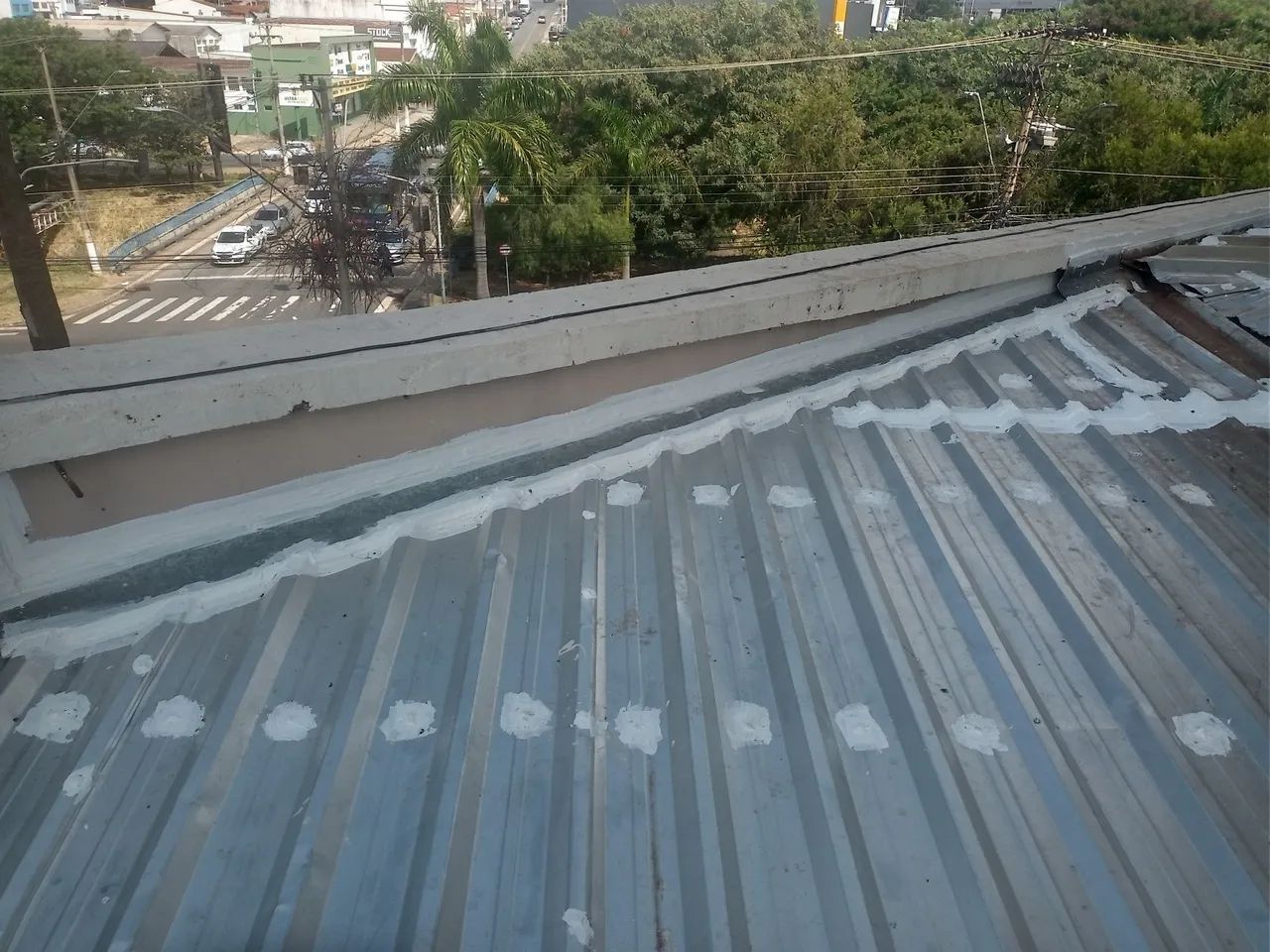 Manutenção e impermeabilização de calhas , rufos e telhado.