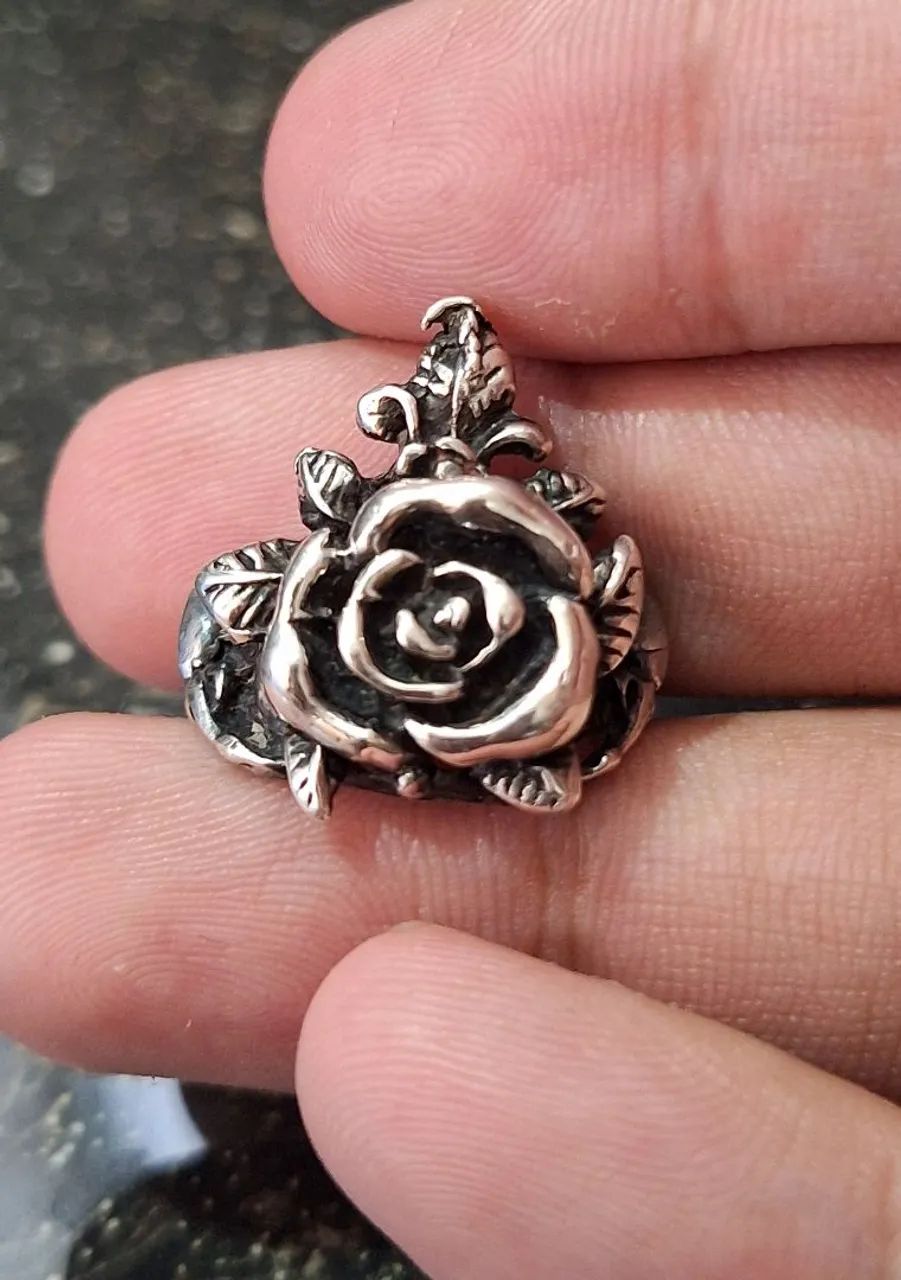 Anel antigo e único Rosa esculpida em prata 925