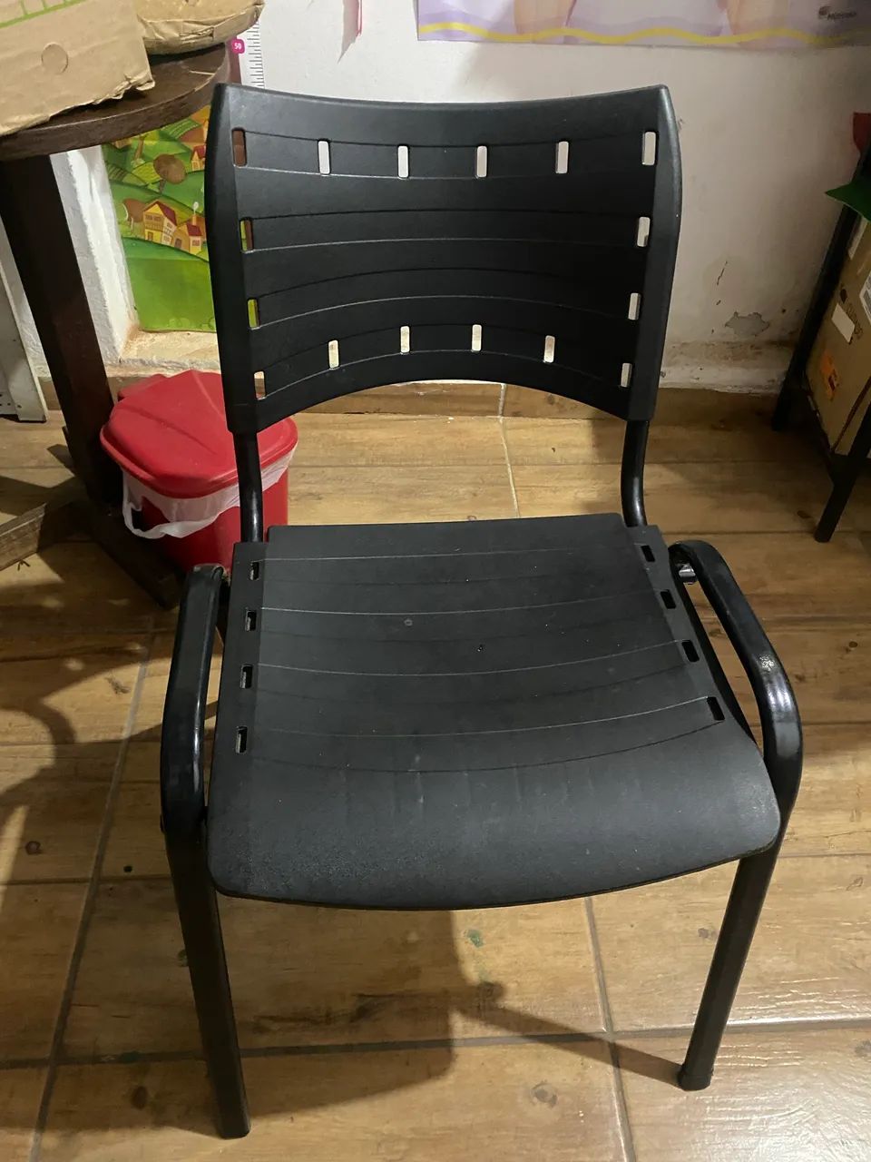 Cadeira Compacta Preta Plástica Recepção/Escritório R$150,00
