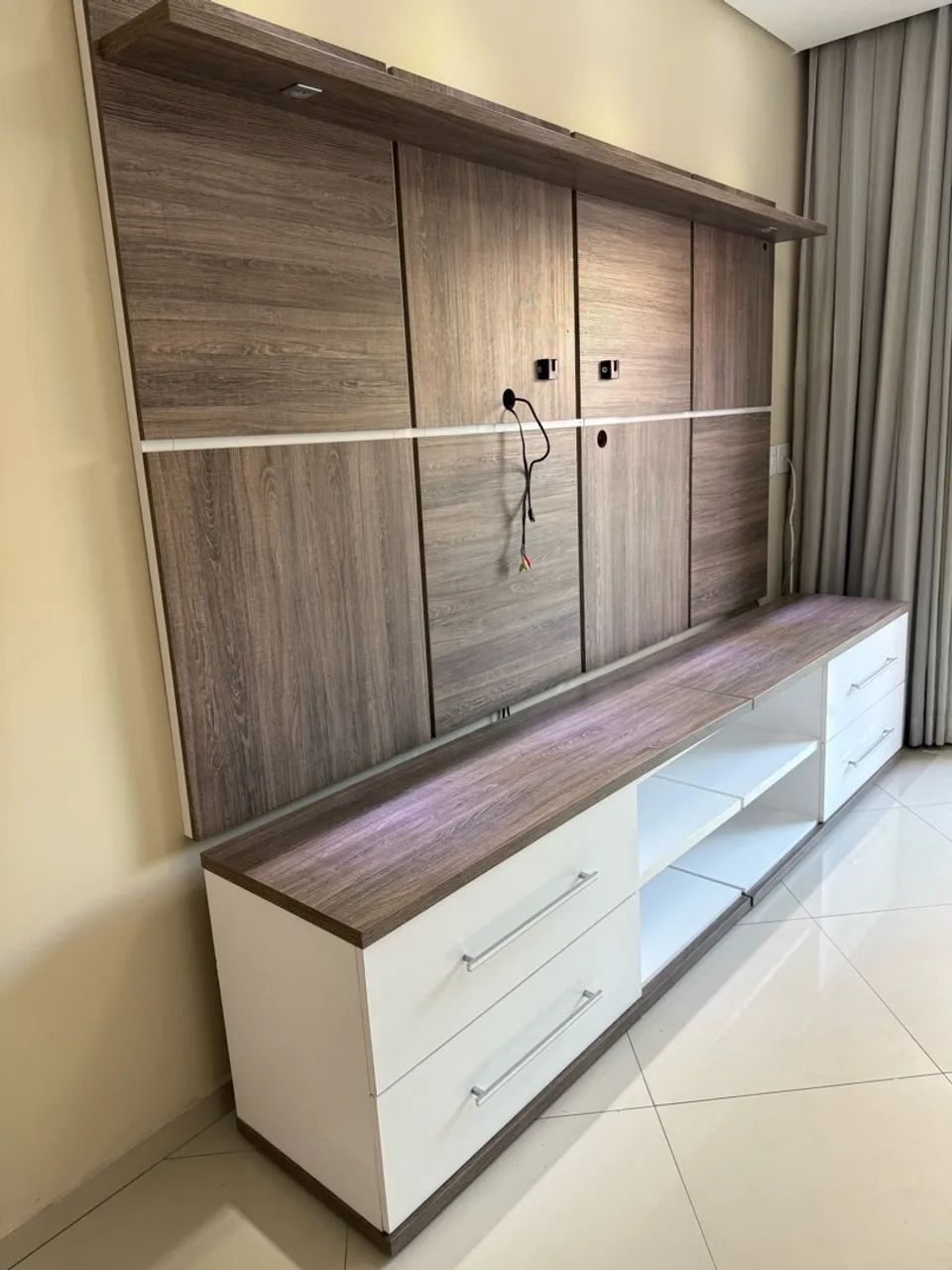 Rack com Painel para TV em MDF - 2,70m | Madeira e Branco  - Foto 2