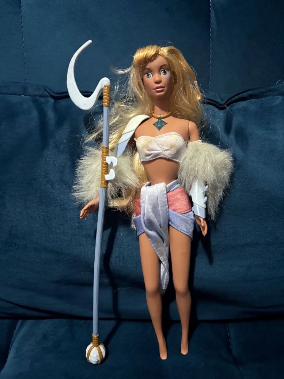 Disney, boneca Kida do desenho Atlantis, com bastão