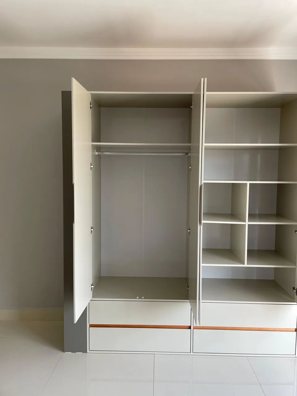 Guarda roupa branco/areia em perfeito estado