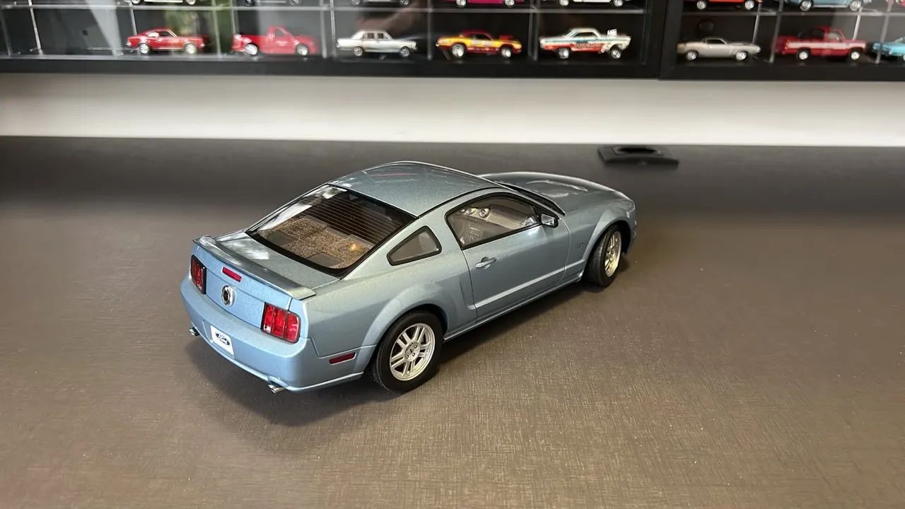Mustang GT 2005 AutoArt 1:18 - Foto 3