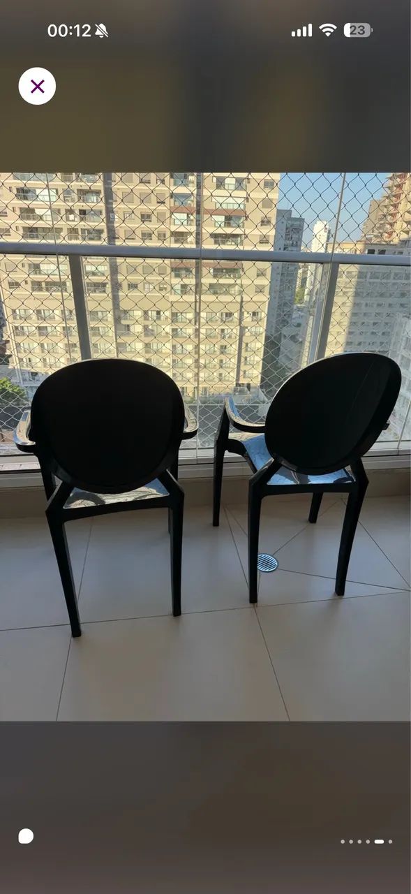 Duas cadeiras com braço Carlota preta  - Foto 4
