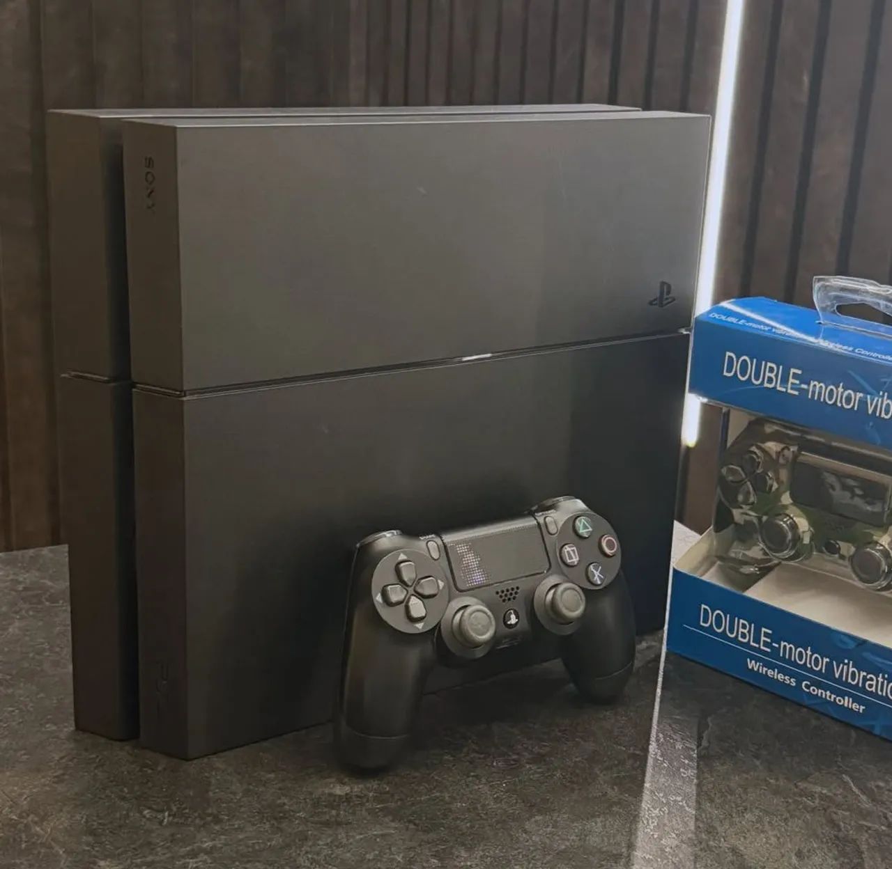 PS4 com 2 controles e 1 TB de armazenamento 