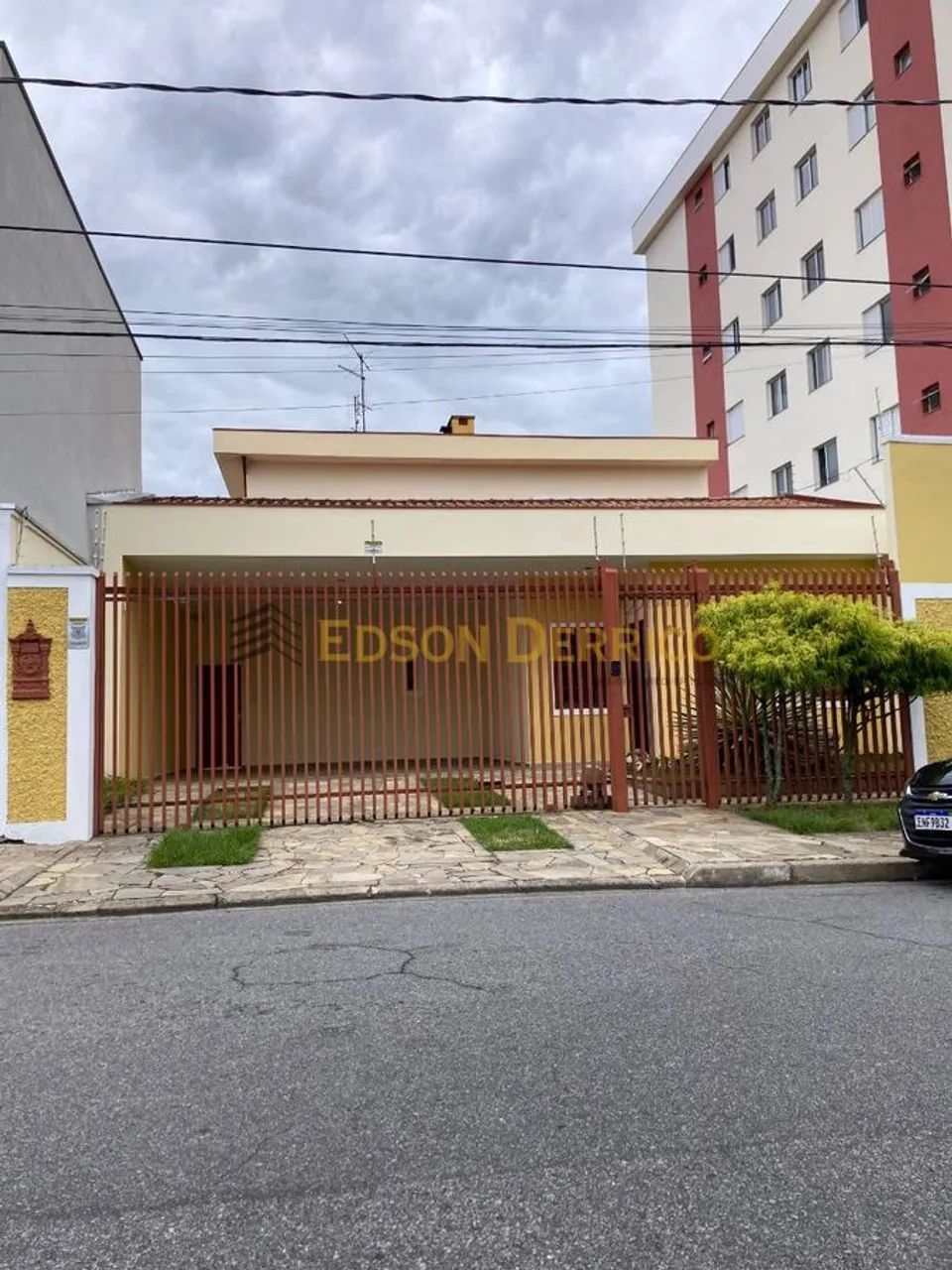 Sobrado com 5 Quartos, Vila Bourghese - Pindamonhangaba