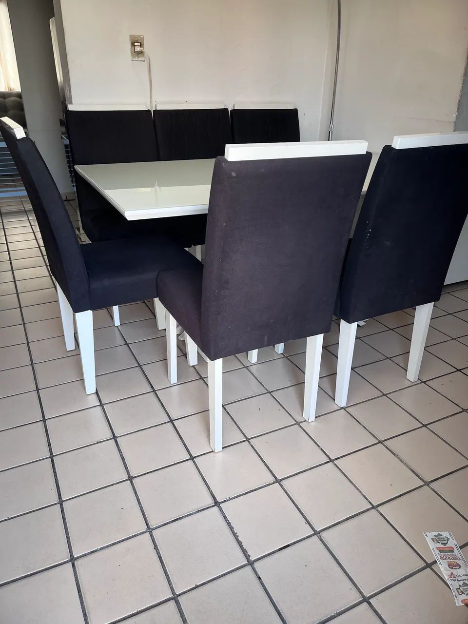 Mesa com tampo de vidro e 6 cadeiras  - Foto 4