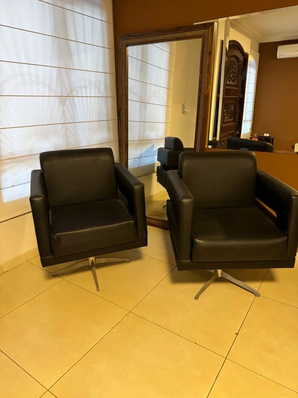Poltronas em courino, giratória, estrutura toda cromada. Super resistente 