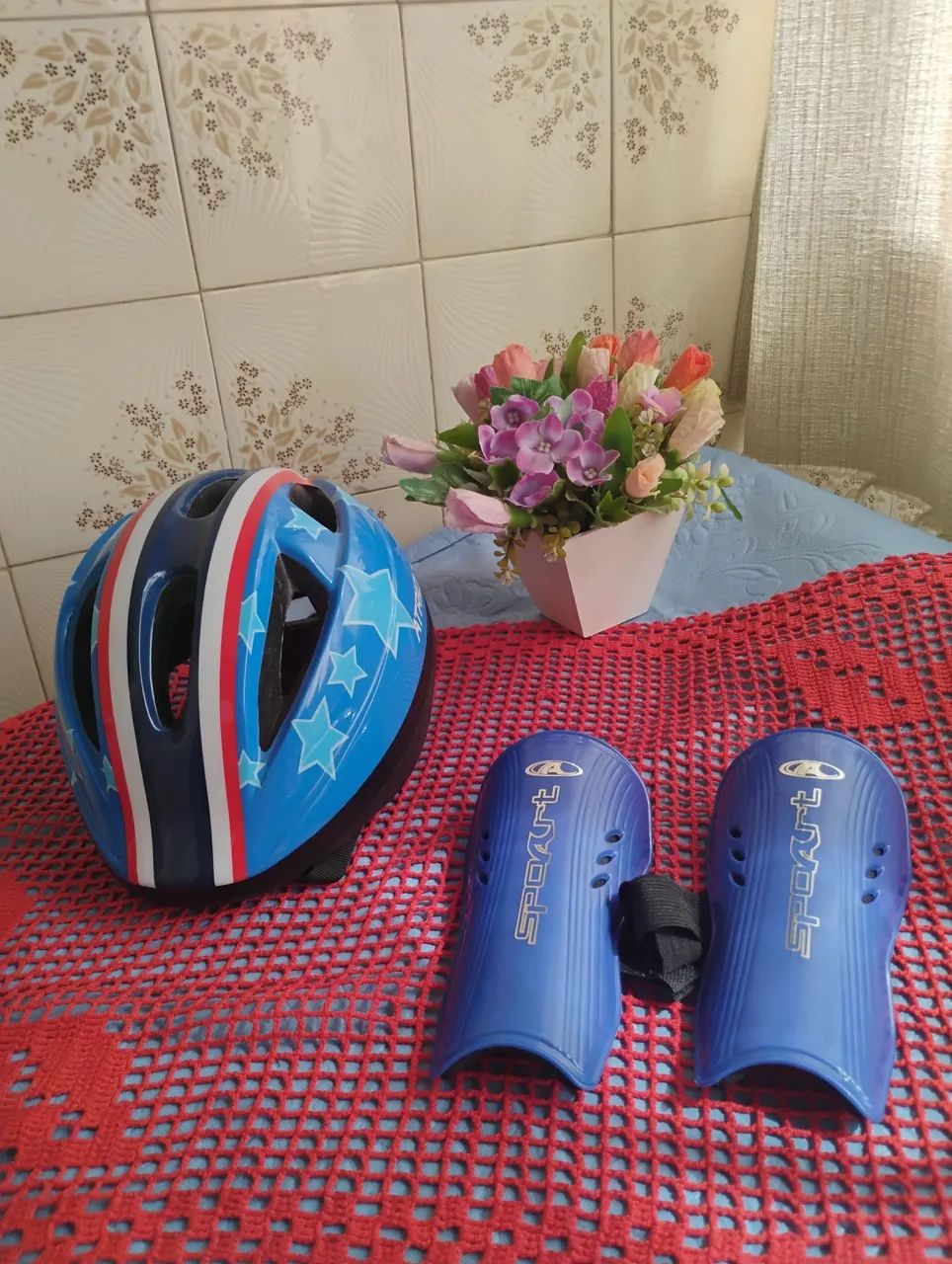 Kit capacete e caneleira