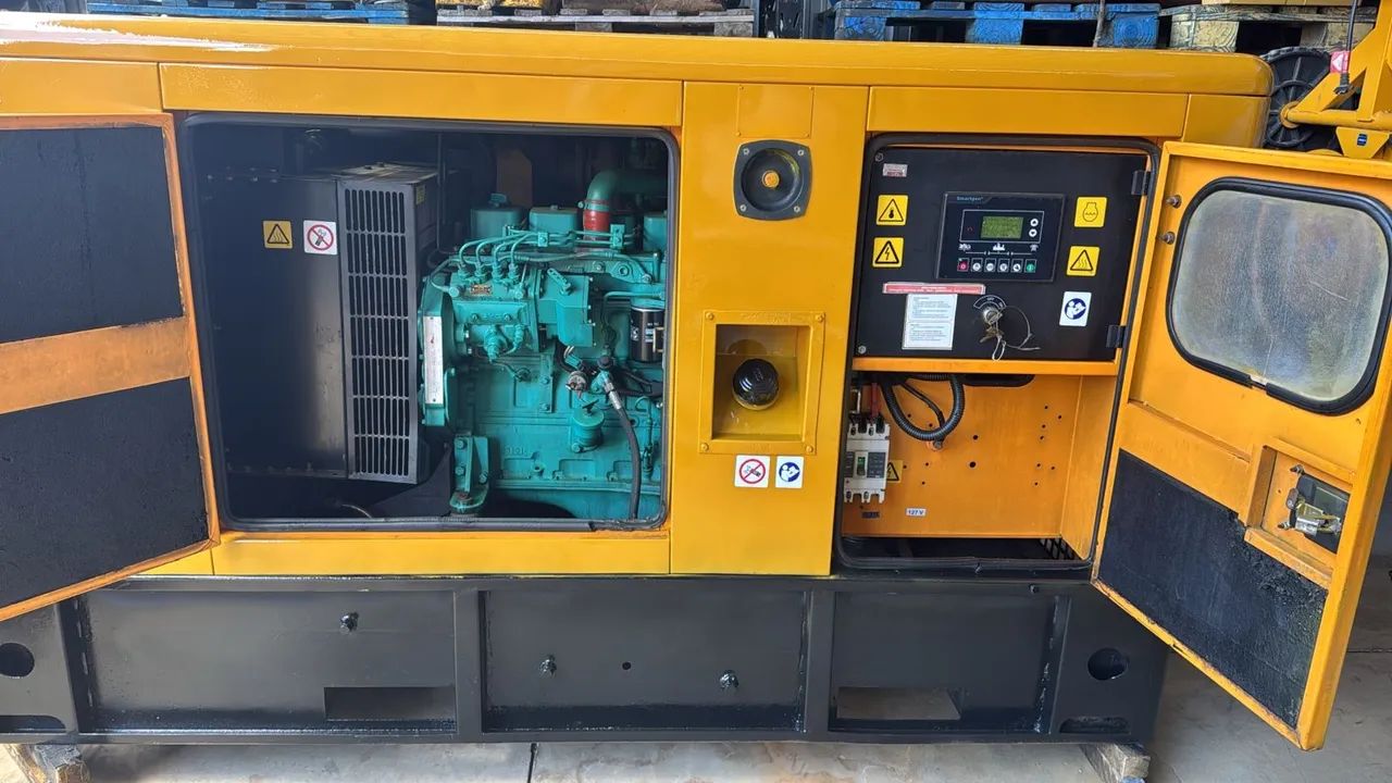 Gerador 50 kVA  Cummins trifásico 220