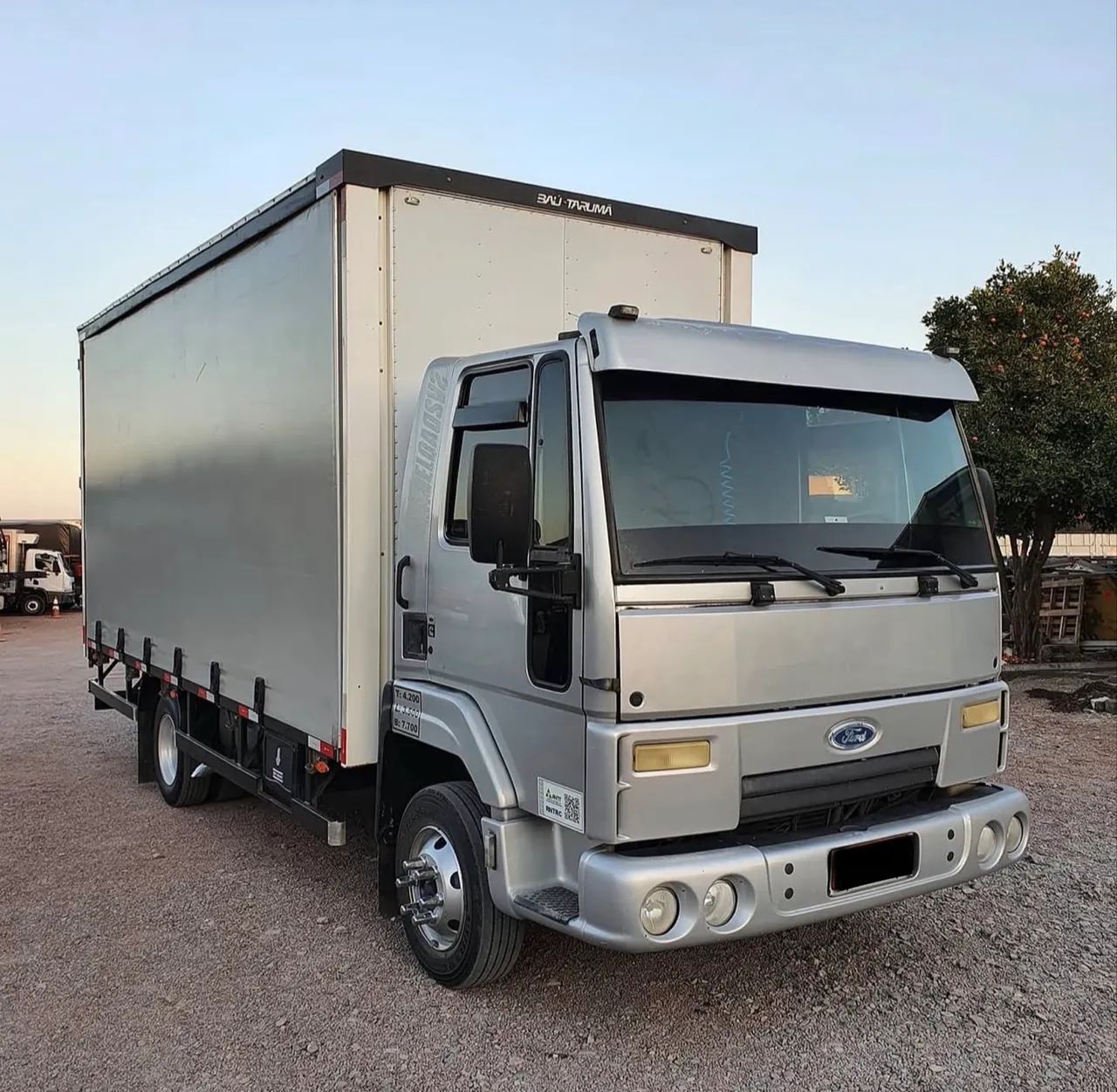 Ford Cargo 712  Baú Sider   