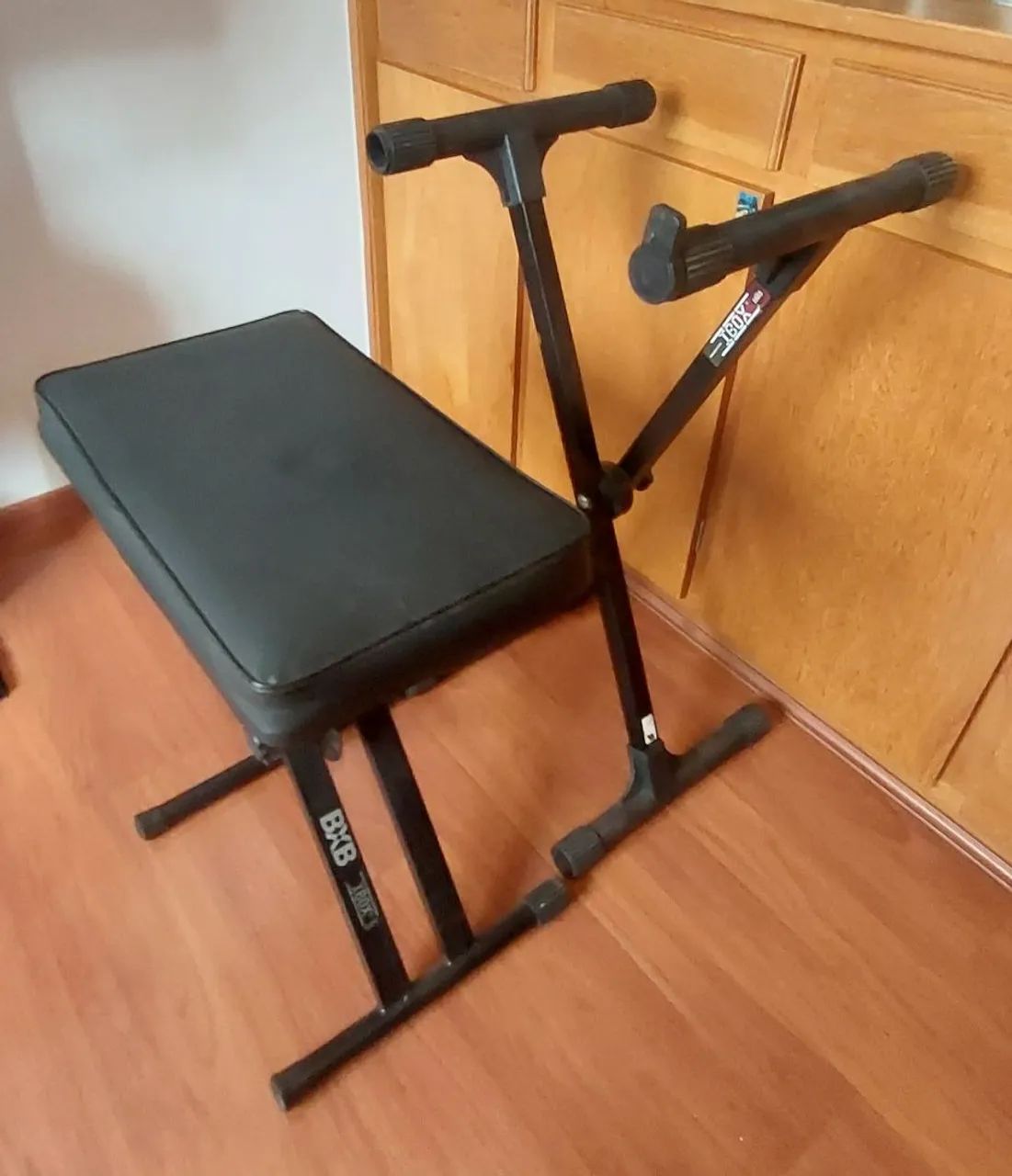 Banco e suporte de piano semi novo 